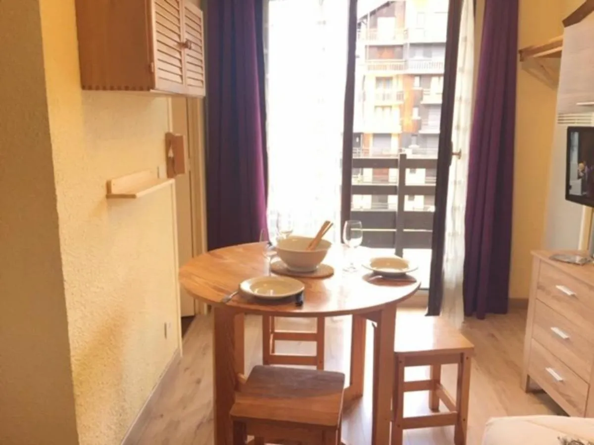 Studio Cabine Avec Acces Direct Aux Pistes, Balcon, Et Piscine - 4 Couchages, Risoul 1850 - Fr-1-330-518
